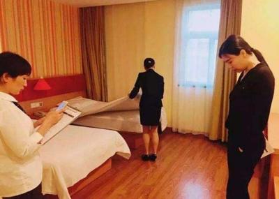 情侣外出住酒店时，为何会遭遇警察突击查房？服务员道出缘由！